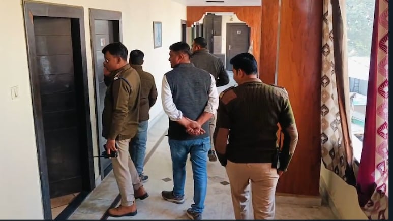 छतरपुर में होटलों की ताबड़तोड़ चेकिंग, 20 लोग गिरफ्तार,&nbsp;पुलिस करेगी पूछताछ