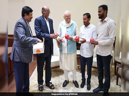 Sharad Pawar Meets PM Modi Along With Two Maharashtra Farmers Sharad Pawar Meets PM Modi Along With Two Maharashtra Farmers
