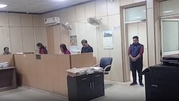 ज्येष्ठ नागरिकाला ताटकळत ठेवल्याचं पाहून भडकला बॉस, कर्मचाऱ्यांना दिली जन्मभर लक्षात राहणारी शिक्षा