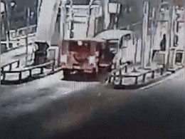 तस्करों ने नारकोटिक्स की गाड़ी को मारी टक्कर और कर दी ताबड़तोड़ फायरिंग, टोल पर जो हुआ; देखकर उड़ जाएंगे होश!