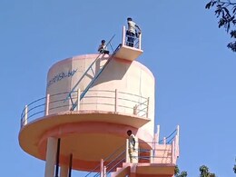 Mobile नेटवर्क की पहुंच से दूर है एमपी का ये गांव, पानी की टंकी में चढ़कर युवा ऐसे करते हैं बात