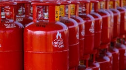 नए साल में LPG सिलेंडर हुआ सस्ता,14-16 रुपये घटे दाम, जानिए आपके शहर में क्या है लेटेस्ट रेट