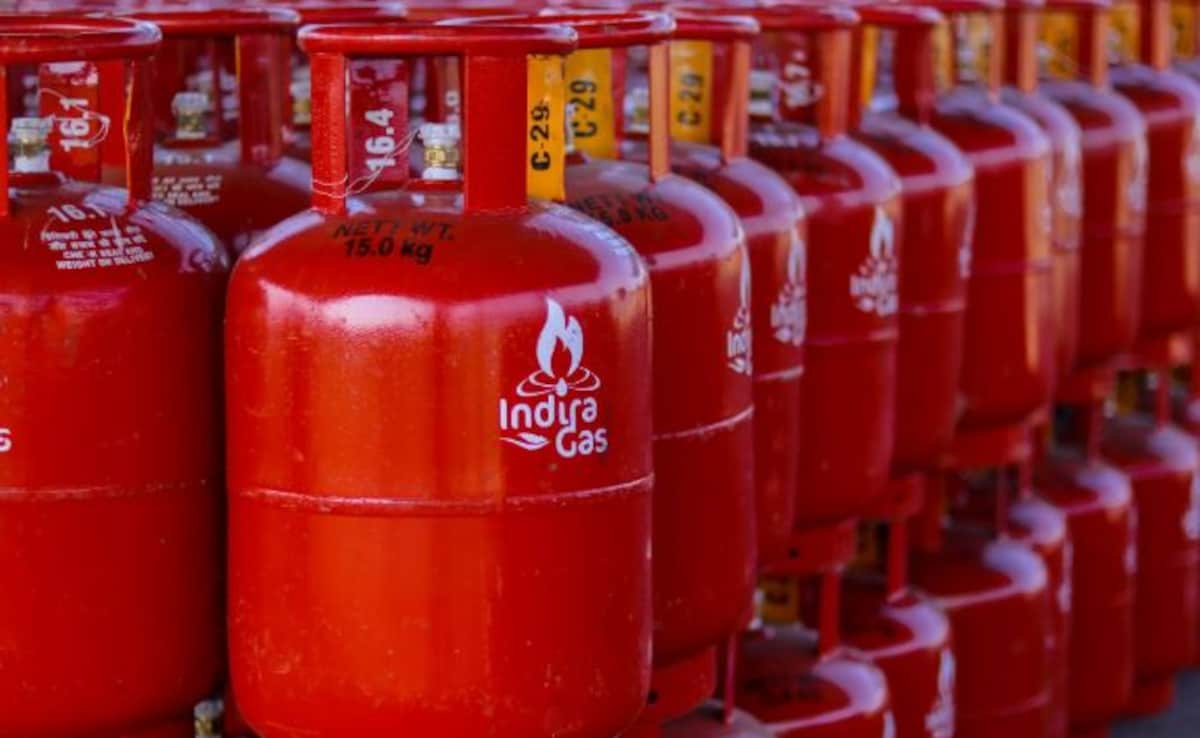 नए साल में LPG सिलेंडर हुआ सस्ता,14-16 रुपये घटे दाम, जानिए आपके शहर में क्या है लेटेस्ट रेट | LPG Price Cut On January 1 2025 Commercial LPG Prices Reduced by Rs