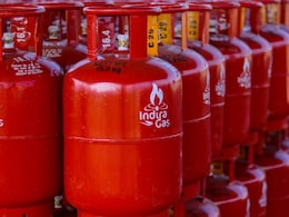 नए साल में LPG सिलेंडर हुआ सस्ता,14-16 रुपये घटे दाम, जानिए आपके शहर में क्या है लेटेस्ट रेट नए साल में LPG सिलेंडर हुआ सस्ता,14-16 रुपये घटे दाम, जानिए आपके शहर में क्या है लेटेस्ट रेट