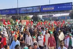 Farmers Demand Loan Waivers, Trigger Massive Traffic at Noida-Delhi Border Farmers Demand Loan Waivers, Trigger Massive Traffic at Noida-Delhi Border