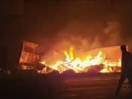 अहमदाबाद में जयपुर जैसा हादसा! दुर्घटना के बाद CNG ट्रक समेत कई वाहनों में लगी आग, 2 लोगों की मौत