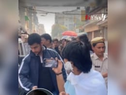 शाहरुख, सलमान, आमिर के भी नहीं होंगे ऐसे फैंस, बॉलीवुड के इस एक्टर को देखने शेविंग क्रीम में ही सैलून से दौड़ा शख्स शाहरुख, सलमान, आमिर के भी नहीं होंगे ऐसे फैंस, बॉलीवुड के इस एक्टर को देखने शेविंग क्रीम में ही सैलून से दौड़ा शख्स