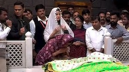 Katrina Kaif Seeks Blessings From Sai Baba in Shirdi With Mother-In-Law Veena Kaushal. Watch