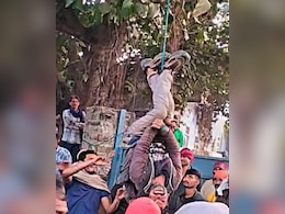 ग्रामीणों ने चोर को पेड़ से उल्टा लटकाकर पीटा, पुलिस ने रिकॉर्ड खंगाला तो उड़ गए होश ग्रामीणों ने चोर को पेड़ से उल्टा लटकाकर पीटा, पुलिस ने रिकॉर्ड खंगाला तो उड़ गए होश