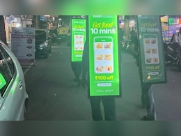 फूड डिलीवरी कंपनी के एड का अनोखा तरीका, टीम के कंधों पर बिलबोर्ड लादकर गली-गली छोड़ा, लोगे बोले- So Sad फूड डिलीवरी कंपनी के एड का अनोखा तरीका, टीम के कंधों पर बिलबोर्ड लादकर गली-गली छोड़ा, लोगे बोले- So Sad