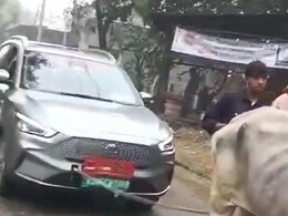 Video: नगर परिषद नेता प्रतिपक्ष की इलेक्ट्रिक कार बीच रास्ते में दे गई 'धोखा', बैलों से खींचकर पहुंचाया गैराज Video: नगर परिषद नेता प्रतिपक्ष की इलेक्ट्रिक कार बीच रास्ते में दे गई 'धोखा', बैलों से खींचकर पहुंचाया गैराज