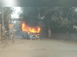 खौफनाक हादसा: दिल्ली के बदरपुर में चलते-चलते अचानक आग का गोला बन गई बस खौफनाक हादसा: दिल्ली के बदरपुर में चलते-चलते अचानक आग का गोला बन गई बस