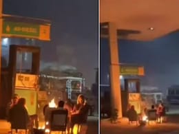 पेट्रोल पंप पर अलाव जलाकर हाथ सेंकते नजर आए लोग, खौफनाक मंजर देख बोले लोग- यमराज के साथ इनका डेली उठना-बैठना है क्या पेट्रोल पंप पर अलाव जलाकर हाथ सेंकते नजर आए लोग, खौफनाक मंजर देख बोले लोग- यमराज के साथ इनका डेली उठना-बैठना है क्या