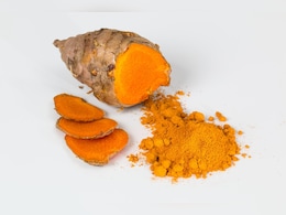 शरीर के लिए सुरक्षा कवच है हल्दी, क्या आप जानते हैं इसे खाने का सबसे असरदार तरीका शरीर के लिए सुरक्षा कवच है हल्दी, क्या आप जानते हैं इसे खाने का सबसे असरदार तरीका