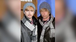 Timothee Chalamet Recreates Bob Dylans 2003 Look With Blonde Hair And A Beanie Hat For <i>A Complete Unknown</i> Movie Premiere