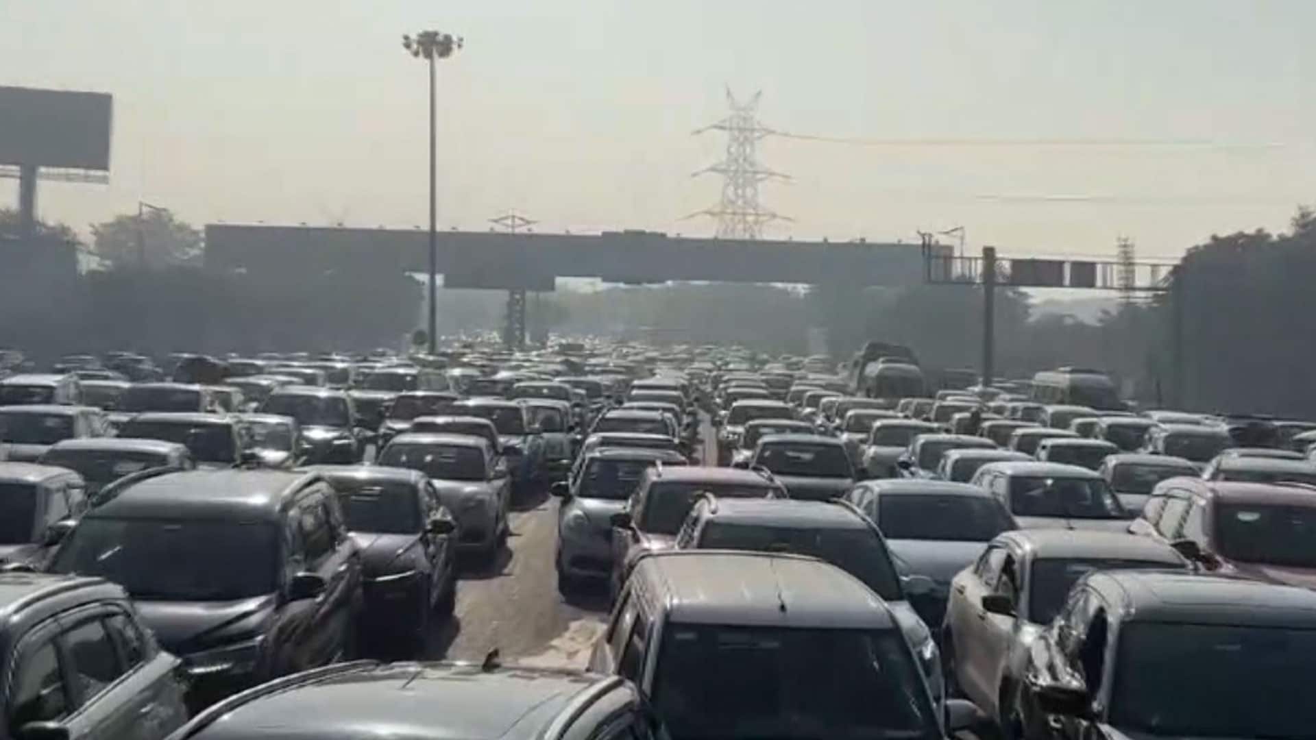 Traffic Chaos At Delhi-Noida Border As Farmers March To Delhi From Uttar Pradesh