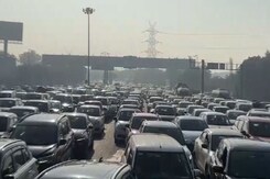 Traffic Chaos At Delhi-Noida Border As Farmers March To Delhi From Uttar Pradesh Traffic Chaos At Delhi-Noida Border As Farmers March To Delhi From Uttar Pradesh