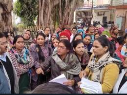 Gwalior : हड़ताल के बीच ANM ने रखी अपनी मांगे, कहा- ध्यान नहीं देने पर भुगतेंगे खामियाज़ा