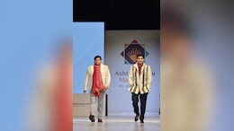 Video: केंद्रीय मंत्री सिंधिया ने फैशन शो में बिखेरा जलवा, भारत मंडपम में ऐरी सिल्क जैकेट पहनकर उतरे तो देखते ही रह गए लोग&nbsp;