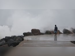 फेंगल तूफान ने पुडुचेरी में मचाई तबाही, भूस्खलन... उखड़े पेड़... भारी बारिश से बाढ़ जैसे हालात फेंगल तूफान ने पुडुचेरी में मचाई तबाही, भूस्खलन... उखड़े पेड़... भारी बारिश से बाढ़ जैसे हालात