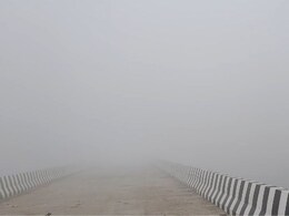 Chhattisgarh Weather: छत्तीसगढ़ में कोहरे का कोहराम, सड़कों पर लगा ब्रेक, लोग ले रहे अलाव का सहारा Chhattisgarh Weather: छत्तीसगढ़ में कोहरे का कोहराम, सड़कों पर लगा ब्रेक, लोग ले रहे अलाव का सहारा