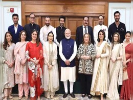 Picture Of The Day: Kareena, Ranbir, Alia And Other Kapoor Family Members Pose With Prime Minister Narendra Modi Picture Of The Day: Kareena, Ranbir, Alia And Other Kapoor Family Members Pose With Prime Minister Narendra Modi