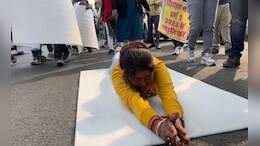 भोपाल में 'दंडवत' होकर गुहार लगा रहे हैं 'शिक्षक', पूछा- कब तक वेटिंग में रहेंगे हम