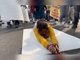 भोपाल में 'दंडवत' होकर गुहार लगा रहे हैं 'शिक्षक', पूछा- कब तक वेटिंग में रहेंगे हम