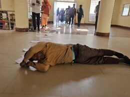 मंदसौर में करप्शन का ऐसा भी पीड़ित ! नहीं मिला इंसाफ तो 'लोटते-लोटते' कलेक्ट्रेट पहुंचा फरियादी