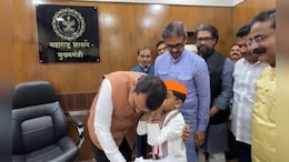फडणवीसांच्या कानात हळूच सांगितलं गुपित; विधानभवनात हनुमान चालिसेचं पठण झाल्यानंतर काय घडलं?