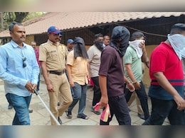 Kalyan Marathi Man Attack : अखिलेश शुक्लाच्या अडचणीत वाढ, कोर्टाच्या आवारात झाला वकिलाशी वाद Kalyan Marathi Man Attack : अखिलेश शुक्लाच्या अडचणीत वाढ, कोर्टाच्या आवारात झाला वकिलाशी वाद