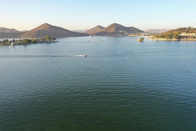 सप्ताह में दो से तीन दिन चलने वाली ट्रेनें जैसे पाटलिपुत्र जाने वाली हमसफर, मुंबई जाने वाली बांद्रा, दक्षिण भारत जाने वाली मैसूर एक्सप्रेस सभी में वेटिंग है  सप्ताह में दो से तीन दिन चलने वाली ट्रेनें जैसे पाटलिपुत्र जाने वाली हमसफर, मुंबई जाने वाली बांद्रा, दक्षिण भारत जाने वाली मैसूर एक्सप्रेस सभी में वेटिंग है