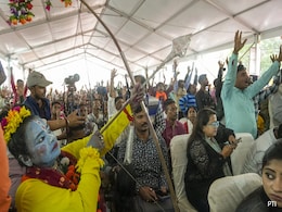 हिंदू आध्यात्मिक नेता की रिहाई को लेकर साधु-संतों का भारत-बांग्लादेश सीमा पर विरोध प्रदर्शन हिंदू आध्यात्मिक नेता की रिहाई को लेकर साधु-संतों का भारत-बांग्लादेश सीमा पर विरोध प्रदर्शन