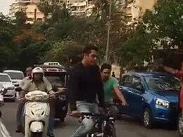 साइकिल चला रहे थे सलमान खान, आया दोस्त शाहरुख का घर तो किया हैरान कर देने वाला काम, दिल जीत रहा ये क्यूट वीडियो 