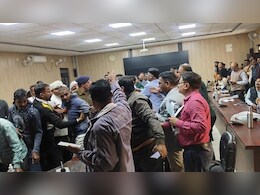 पीड़ित ने जनसुनवाई में ही उड़ेल लिया पेट्रोल, मंजर देखते ही मचा हड़कंप