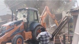 Bulldozer Action: एमपी के इस शहर में गरजा बुलडोजर, एक साथ 35 दुकानें की गई ध्वस्त