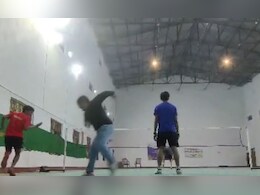 गलत शॉट खेलने पर गुस्से से तिलमिलाए एडीएम, खिलाड़ी को दौड़ा-दौड़ाकर पीटा; अपशब्दों का भी किया इस्तेमाल गलत शॉट खेलने पर गुस्से से तिलमिलाए एडीएम, खिलाड़ी को दौड़ा-दौड़ाकर पीटा; अपशब्दों का भी किया इस्तेमाल