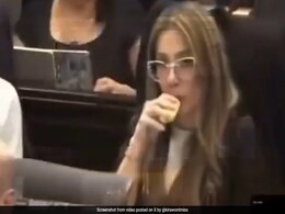 Colombian Lawmaker Caught Vaping In Parliament During Healthcare Debate, Apologises After Backlash Colombian Lawmaker Caught Vaping In Parliament During Healthcare Debate, Apologises After Backlash