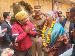 Nirmala Sitharaman: निर्मला सीतारमण ने सोनार दुर्ग की गलियों में किया पैदल भ्रमण, केंद्रीय मंत्री के साथ सेल्फी लेने की मची होड़ Nirmala Sitharaman: निर्मला सीतारमण ने सोनार दुर्ग की गलियों में किया पैदल भ्रमण, केंद्रीय मंत्री के साथ सेल्फी लेने की मची होड़
