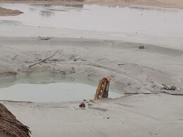 जैसलेमर ट्यूबवेल बोरिंग में धंसे ट्रक और मशीन को निकाला तो आएगी बड़ी आफत, ONGC टीम ने कहा- 'कोई कोशिश भी न करें'