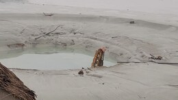 Rajasthan: खेत से अचानक पानी बंद होने को माल&zwj;िक ने बताया चमत्&zwj;कार, प्रशासन बोला-कभी भी हो सकता है व&zwj;िस्&zwj;फोट; अलर्ट&nbsp;