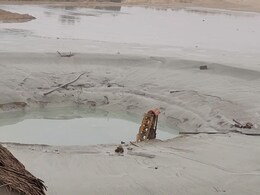 Rajasthan: खेत से अचानक पानी बंद होने को माल‍िक ने बताया चमत्‍कार, प्रशासन बोला-कभी भी हो सकता है व‍िस्‍फोट; अलर्ट 