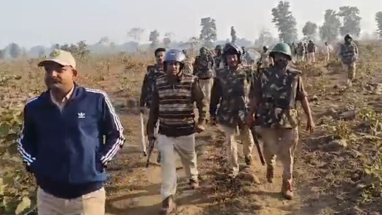 Khandwa: वन भूमि पर अतिक्रमण हटाने गए वनकर्मियों पर हमला, पथराव में 6 घायल Khandwa: वन भूमि पर अतिक्रमण हटाने गए वनकर्मियों पर हमला, पथराव में 6 घायल