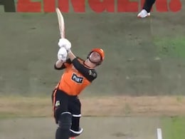 Video: Ball Hits The Roof Of Stadium In Big Bash League 2024, Injures Bowler's Hand