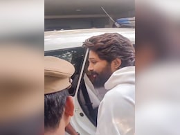 14 दिन के पुलिस रिमांड पर भेजे गए अल्लू अर्जुन, फैन्स बोले- परेशान मत हों, शाम तक वापस आ जाएंगे 14 दिन के पुलिस रिमांड पर भेजे गए अल्लू अर्जुन, फैन्स बोले- परेशान मत हों, शाम तक वापस आ जाएंगे