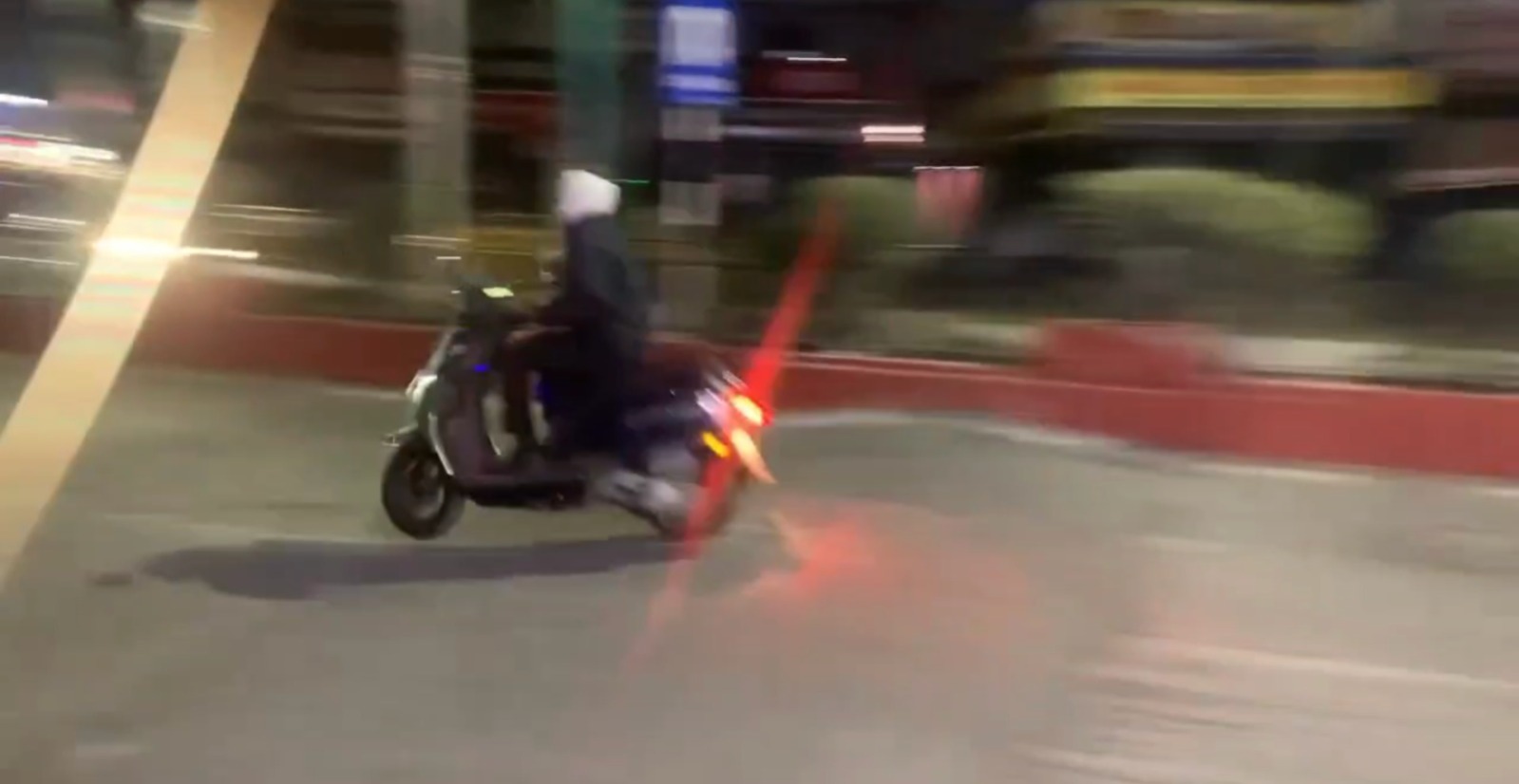 काल बना स्पीड ब्रेकर, हवा में उछली स्कूटर, सड़क पर घिसट गया शख्स... देखिए हैरान करने वाला VIDEO