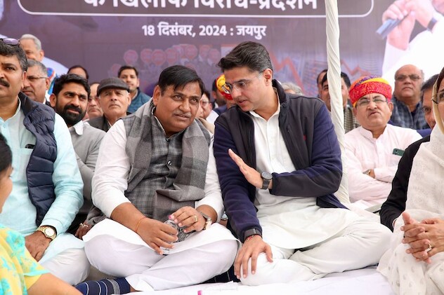 सभा में मौजूद कांग्रेस नेता सभा में मौजूद कांग्रेस नेता