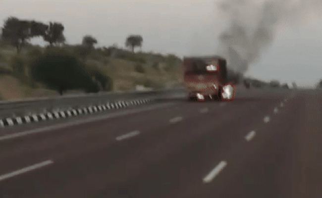 Video: भारतमाला एक्सप्रेस वे पर CNG ट्रक में बना आग का गोला, ड्राइवर और खलासी ने कूदकर बचाई जान
