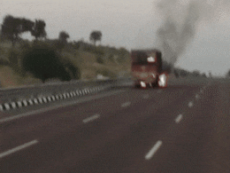 Video: भारतमाला एक्सप्रेस वे पर CNG ट्रक में बना आग का गोला, ड्राइवर और खलासी ने कूदकर बचाई जान Video: भारतमाला एक्सप्रेस वे पर CNG ट्रक में बना आग का गोला, ड्राइवर और खलासी ने कूदकर बचाई जान