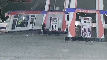 Rajasthan: अजमेर में पेट्रोल पंप पर हुए झगड़े का खौफनाक बदला, दो युवकों ने मशीन के पास लगाई आग; देखें CCTV
